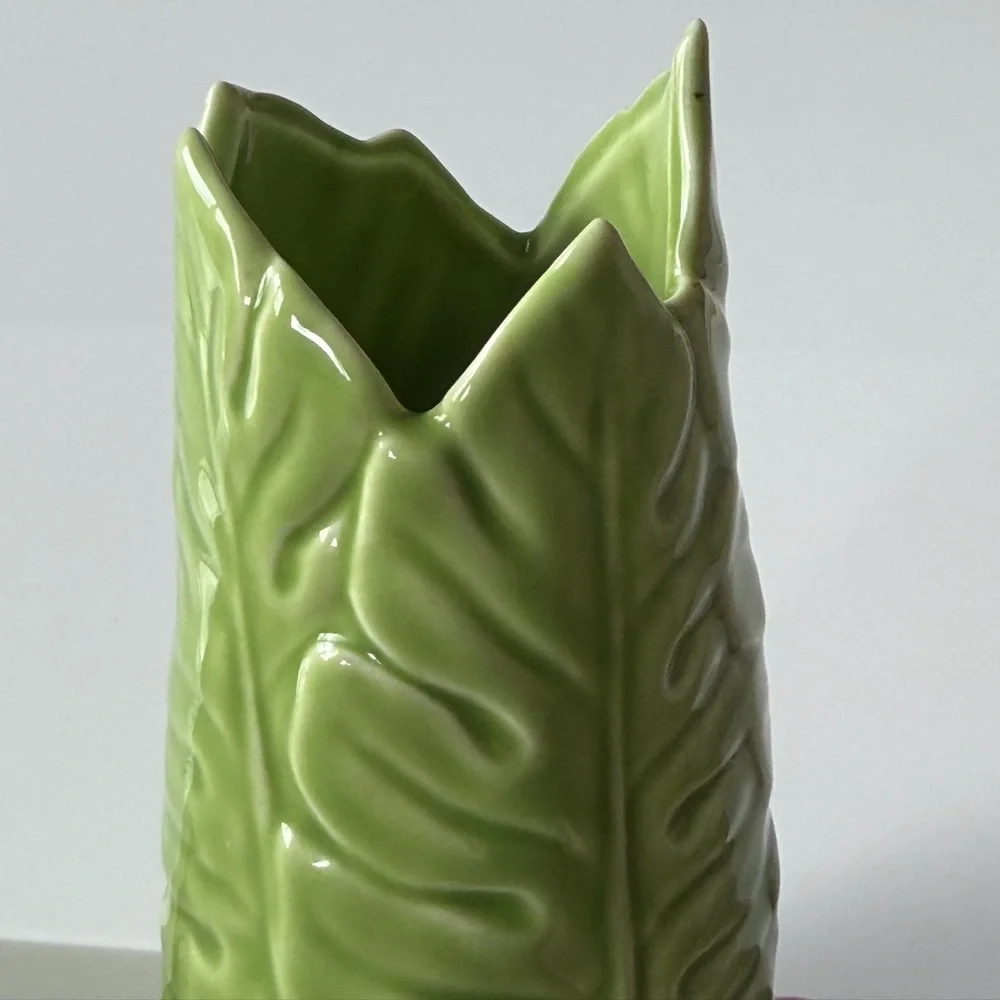Delicate Majolica - Style Green Leaf Pattern Vase - Vintage Botanical Charm